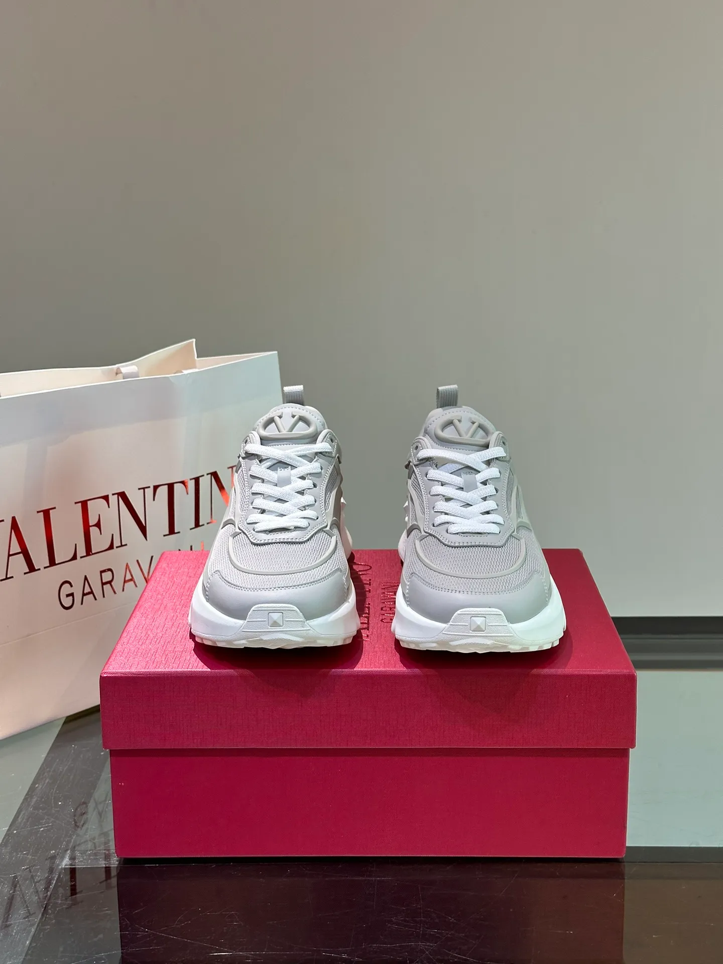 P520¥ Valentino/Valentino GaravaniTotaloopV logo new sports shoes, with leather details, silk screen printing on the tongue, combined with outsole, really easy to wear and very comfortable ~ Comes with 5 cm height increase✔️A must-have pair for fashionable men and beautiful women in summer! Size: 38-46